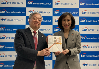 右:SBI子ども希望財団 理事長 世耕久美子様 左:SBI新生銀行 常務執行役員 グループ戦略企画担当 兼 個人営業総括 鍵田裕之