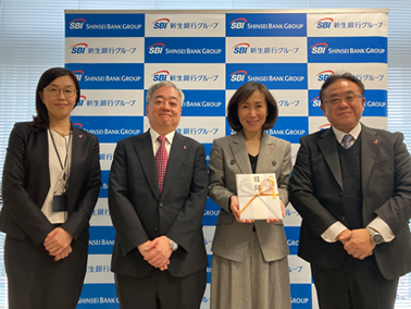 右から、SBI子ども希望財団 事務局長 加賀屋慶之様 SBI子ども希望財団 理事長 世耕久美子様 SBI新生銀行 常務執行役員 グループ戦略企画担当 兼 個人営業総括 鍵田裕之 SBI新生銀行 グループ個人営業企画部サステナビリティ推進室長 五十嵐祥子