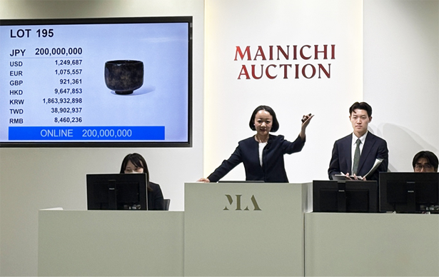 落札結果】名碗再び公の場へ― 初代 楽 長次郎の黒茶碗が2億3000万円で