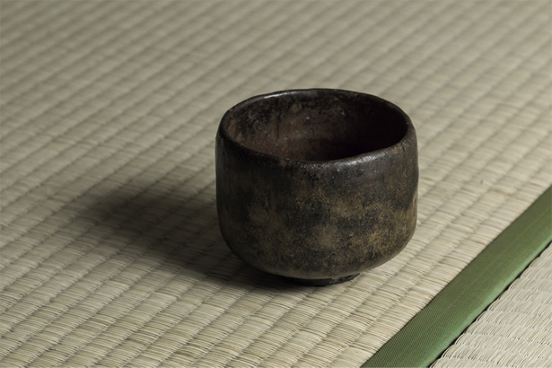 落札結果】名碗再び公の場へ― 初代 楽 長次郎の黒茶碗が2億3000万円で